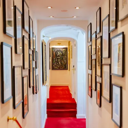 Ξενοδοχείο Ambassade 4*