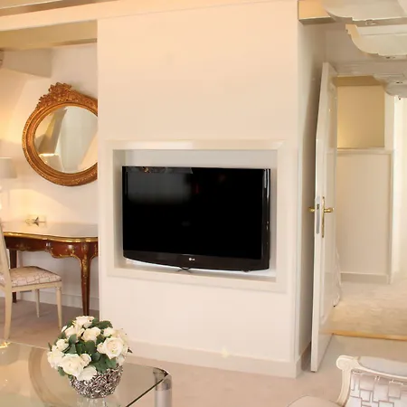 Ambassade Hotel
